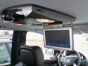 TelematikTeam: Lieferung + mobiler VOR-ORT-Einbau von OVERHEAD-DISPLAY + DVD-Player in Mercedes-Benz ML320cdi (W164)