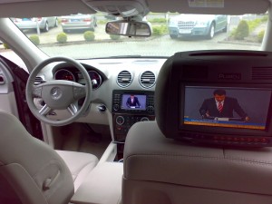 Rearseatentertainment im Mercedes-Benz ML320cdi (W164) von TelematikTeam - hier: Bicolor hellgrau/schwarz.